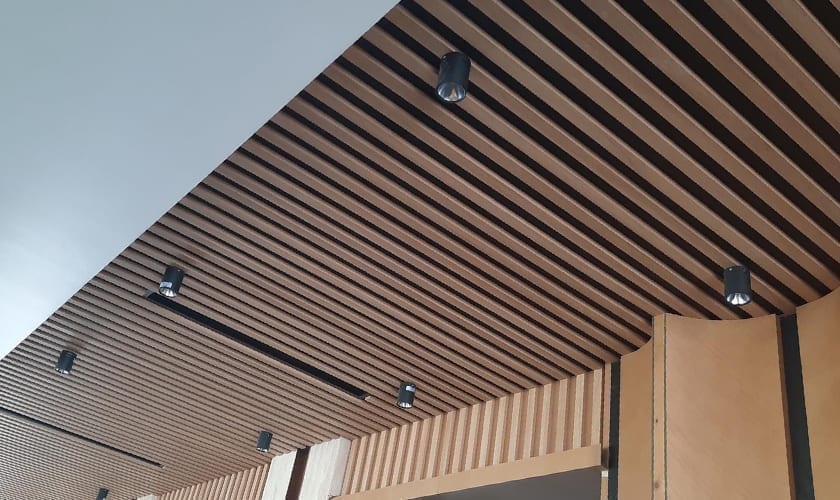 Đội ngũ thi công tấm ốp Lam sóng của Ngân Vũ Home & Decor có tay nghề cao, nhiều năm kinh nghiệm.