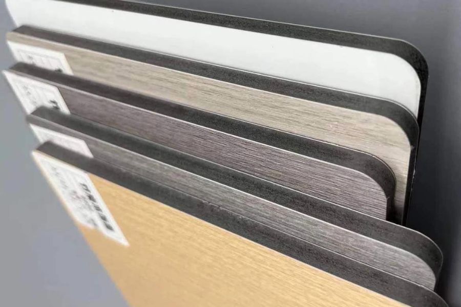 Có nhiều sự lựa chọn phong cách màu sắc khi thi công tấm ốp PVC, tùy không gian mà Ngân Vũ sẽ tư vấn nhiệt tình.